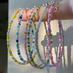 Pärlarmband 10% till välgörenhet - Embrace UF - Vi är fyra unga tjejer som gör handgjorda trendiga pärlarmband och halsband varav 10% av vinsten doneras till den ideella organisationen Kvinna Till Kvinna. Organisationens arbete hjälper utsatta kvinnor runt om i världen för att bidra till kvinnors mänskliga rättigheter. Beställ våra produkter via Plick eller Instagram DM där vi heter @embrace_uf_ - Priser: Armband: 79 kr/st Halsband: 99 kr/st