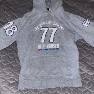 Grå hoodie - Hoodie från Helly Hansen. Kan skickas mot fraktkostnad. Kolla mina andra annonser så kan vi komma överens om ett sammanlagt pris för flera plagg