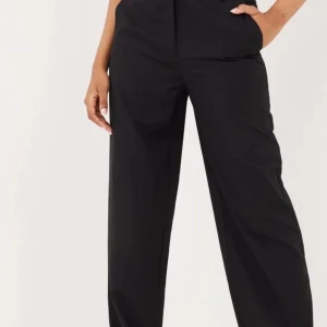 kostymbyxor  - har nu bestämt mig för att sälja mina skit snygg och lågmidjade kostymbyxor då jag inte får plats i garderoben med mer kläder:). Känns tråkigt att behöva sälja dem men hoppas någon annan kan få användning av dem!! KÖPTE DEM NYA FÖR 500