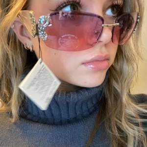 Coola solglasögon med rosa/lila glas och fjärilsdetaljer!💜 slutsålda från asos, aldrig använda