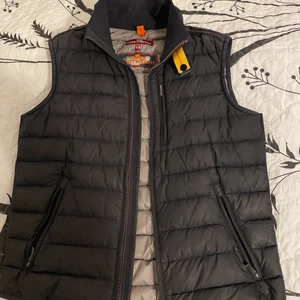 Parajumpers väst storlek 160 - Parajumpers väst i väldigt bra skick, ny samt fräsch. Använd bara ett par gånger. 