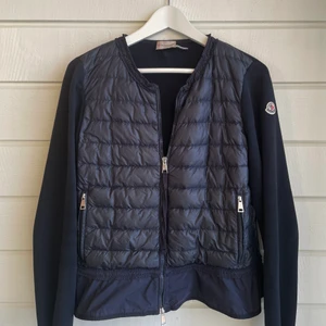 Moncler cardigan - Säljer nu min jättefina mörkblåa Moncler cardigan i storlek S då den tyvärr inte länge kommer till användning! Är en unik modell som inte säljs längre. Den är i superfint skick men har en liten defekt på vänster arm men det är inget man tänker på eller ser. QR kod finns också som visar att den är äkta! Skriv privat för flera bilder eller vid eventuella frågor 💕