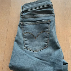 Levis jeans i storlek W25 L28 - Säljer mina super skinny jeans från Levis. Storlek W25 L28 men upplevs som lite mindre. Köpta för 995 kronor.