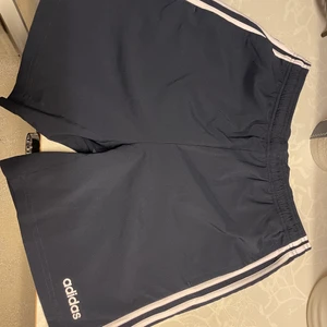 Shorts från Adidas - Säljer dessa träningsshorts från Adidas (äkta) i strl M! Knappt använda och därför i fint skick. De kommer tyvärr inte tilla användning och säljer därför. 