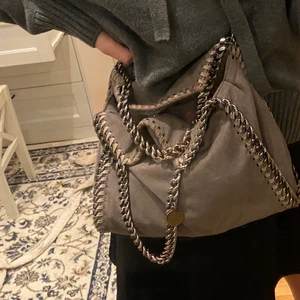 Stella Mccartney - Säljer nu min fina stella falabella bag. Den är i använt skick samt att kedjan börjat rosta därför säljer ja den till bra pris. Skriv till mig privat om ni vill ha fler bilder. 