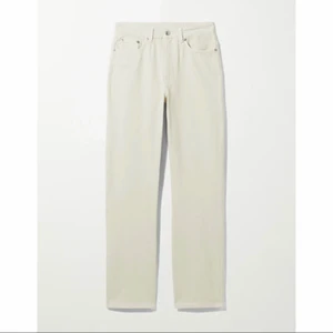 Voyage Jeans Weekday - Säljer ett par sparsamt använda ljusbeiga jeans från Weekday i modellen ”Voyage”. Köpta för 500kr. Storlek W25 L32 🤍