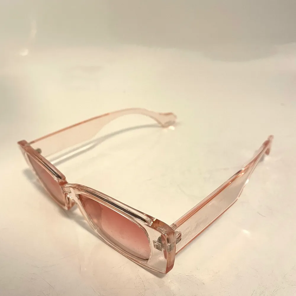 Coola rosa solglasögon som inte kommit till användning, inte använda mer än 5 gånger. I nyskick, fodralet på sista bilden medföljer💗 Frakten betalas av köparen. Accessoarer.