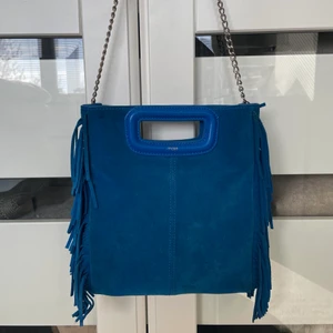 Maje väska - Säljer min fina blåa maje väska då den tyvärr inte kommer till användning! Den har blivit lite smutsig uppe i vänstra hörnet men är annars i jättefint skick. Kommer med dustbag, blåa långa bandet man får med till väskan och den silvriga kedjan jag tagit från en annan väska kommer också med! Pris kan diskuteras. Skriv för fler bilder eller vid frågor 💕