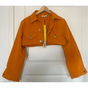 Ganni cropped denim jacket -HELT NY - Säljer min fina Ganni choppers denim jacka . Det är helt ny och lapen är på. Passade inte mig ( jag är petit) .                                                                     Size:34.             Original pris: 4500kr.                                                      Min pris : 1000