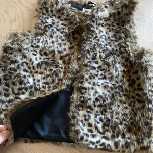 Väst leopard  - Andvänd några gånger köpt för 300kr inte äkta Fråga om det är någonting annat och jag står inte för frakten💕