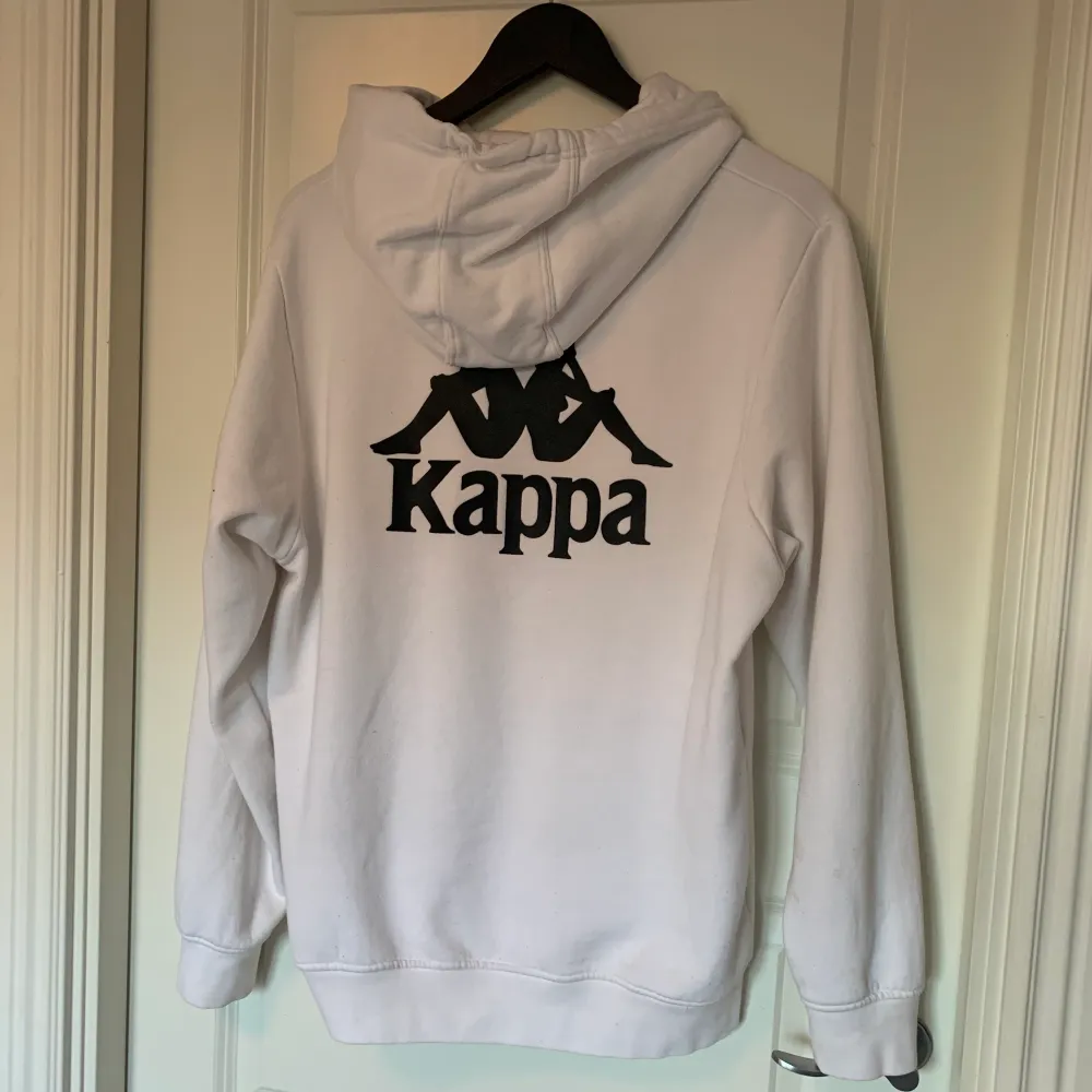 Vit Kappa hoodie i storlek medium. Väldigt skön och passar till allt! . Hoodies.