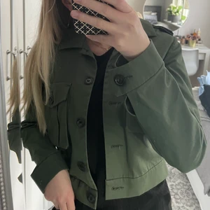 Militärgrön jacka  - Superfin vårjacka från H&M i storlek 32 men passar på mig som i vanliga fall har storlek 34. Väldigt fint skick, knappt använd.