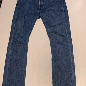 Levis 501 mörklå - Levis 501 mörkblå. Helt okej skick. Storlek 31/32. 250 kr inclusive frakt.