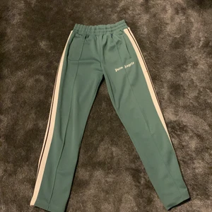 Palm angels byxor  - Palm angels byxor först till kvarn! Säljer dom pga tröttnat på dem. Bra cond 9/10