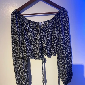Blus - Säljer nu min jättefina blus från hollister, sparsamt använd och använd ett fåtal gånger. 