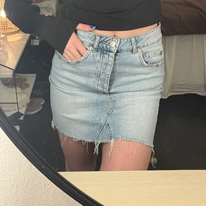 Jeanskjol - Super fin blå jeanskjol från gina med rå fåll. Använd ett fåtal gånger, ser ut som nyskick! 💖