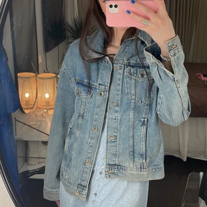Jeansjacka - Super snygg lite oversized jeansjacka från hm. Köptes förra sommaren och är använd ett fåtal gånger, men ser ut som nyskick! 💖