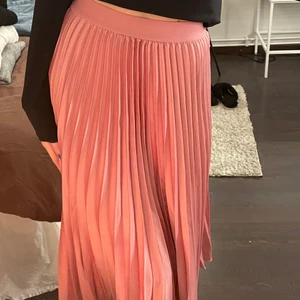 Kjol - Så fin rosa midikjol från hm. Använd, men superfint skick! 💖