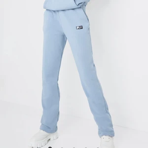 Raka mysbyxor - Så fina mysbyxor från prettylittlething. Aldrig använda och där av i nyskick. Dem är i tall modell och där med långa!! Frakt tillkommer! SÄLJER ÄVEN LIKADANA I BRUNT