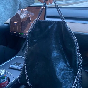 Stella Mccartney väska - ❌Lägger upp igen på grund av oseriösa budare, jag accepterar inga oseriösa bud.❌ Stella mccartney liknande väska. Använd några gånger men jättefint skick och inga slitningar överhuvudtaget. Har fått i present så vet tyvärr inte var den är ifrån. Mått: 28x22. LÄGG ENDAST BUD OM DU ÄR HELT SÄKER PÅ KÖP!! Kontakta mig privat när du har budat!! Köp direkt: 500kr + frakt 🚚 📦 