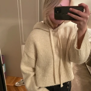 Stickad hoodie - Säljer en supermysig stickad hoodie ifrån Zara i storlek S🤍 Knappt använd. 