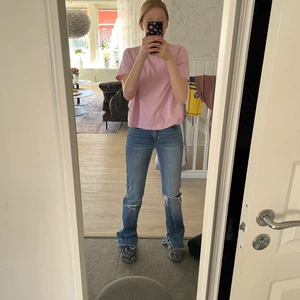 Jeans med slit  - Säljer dessa jätte fina jeansen men då dom är lite tajta för mig, ett par jätte bekväma jeans från pull and beer i stl 34. Hör av er om ni är intresserade, kan postas så fort som möjligt💗