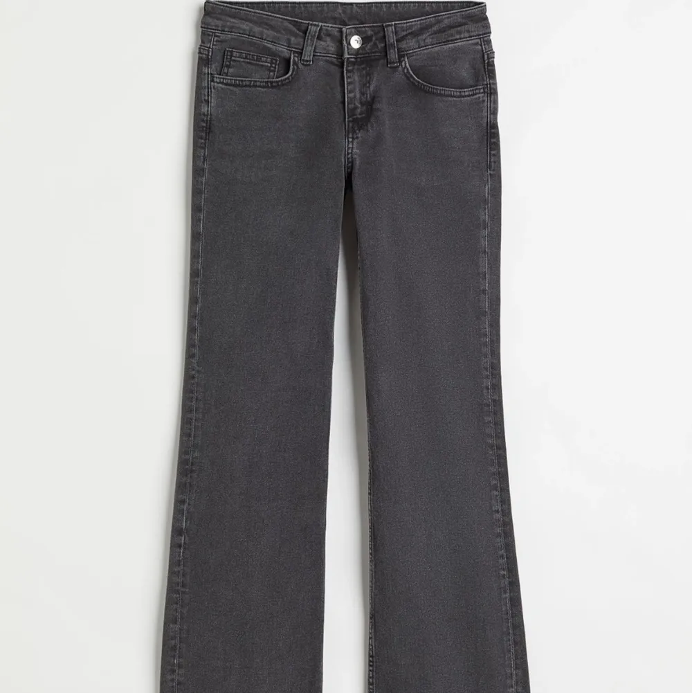 Säljer nu dessa grå lågmidjade jeans som är lite bootcut💞 storlek 38 men passar S , använda 2ggr så fint skick 💘 Finns inga bilder på dom är tyvär är för små😫. Jeans & Byxor.