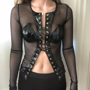 topp från lip service usa stl 34-36 - Köpt från lip service usa sent 90-tal/tidigt 2000-tal. Inköpspriset var 1000kr men säljer nu för 450. Storlek 34-36. Möts upp (stockholm, t-centralen) eller fraktar *köpare swishar innan plagget fraktas 👾