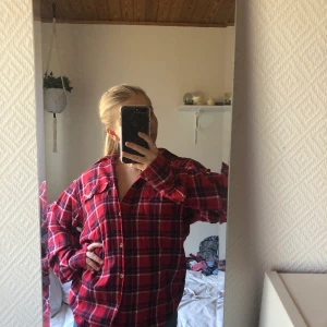 Rödrutig skjorta - Rödrutig något oversized skjorta! Hängt i min garderob förlängde utan att ha kommit till användning.