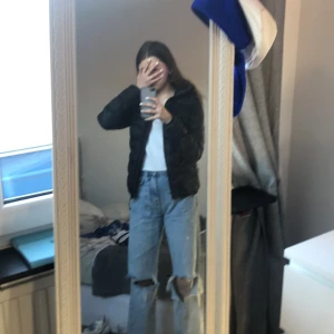 Gina tricot jeans - Säljer dessa på grund av att det inte riktigt är min stil längre, köptes i julas men inte använda så mycket, storlek 34. Säljer för 190 inklusive frakt❤️