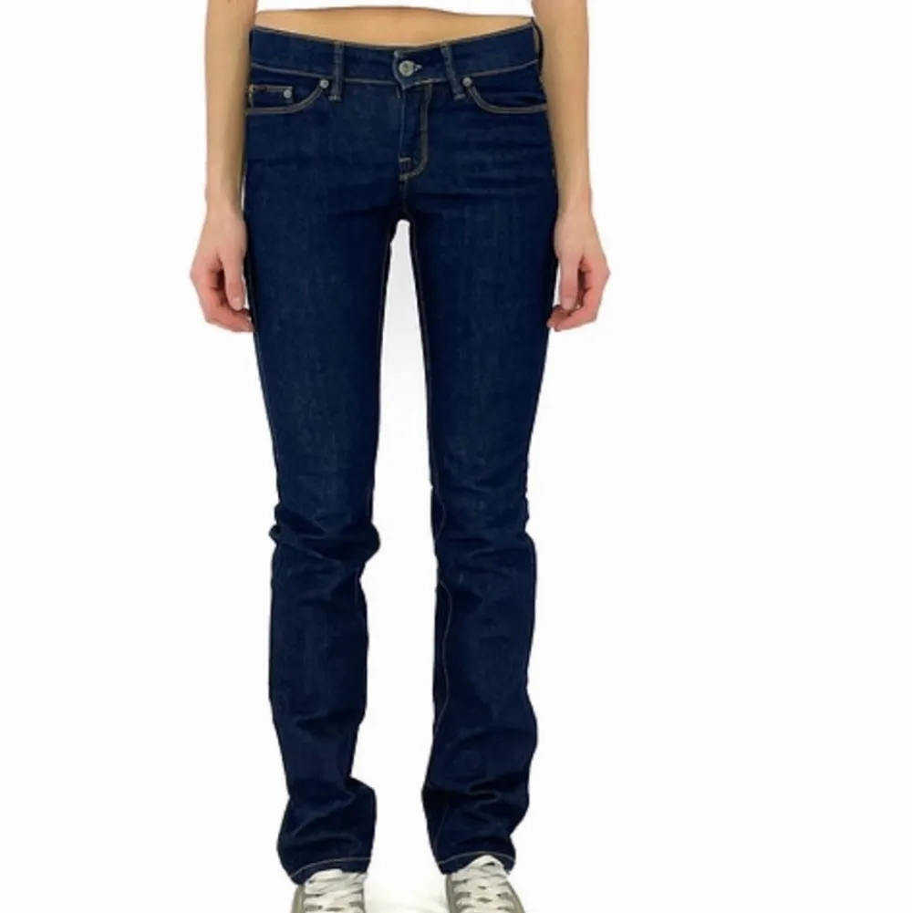 Säljer dessa lågmidjade jeansen köpt på relow.se💕 Sjukt snygga, lågmidjade och långa💕 Storlek XS/S 300kr+frakt, om flera är intresserade blir det budgivning!           Innerben: 85cm . Jeans & Byxor.