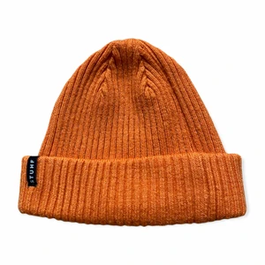 Orange mössa - En STUHF mössa från Carlings i fint skick. Kommer ej till användning därav säljes. Annars väldigt snygg och sitter bra på huvudet. Frakt sker via PostNord frimärken.