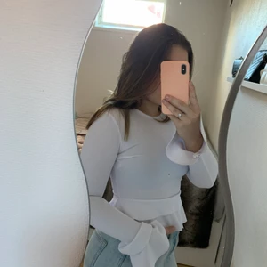 Vit blus - Jättegullig vit blus med volanger i storlek 36🤍 använd ett fåtal gånger, säljer den för 100kr + frakt 