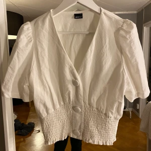 topp  - Säljer min fina topp i storlek L. Passar storlek  M också 