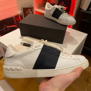 Valentino Calfskin Open Sneaker - Ett par goa dojjor från Valentino Garavani. Skick 9/10, Nypris 5500:-, Fri frakt eller meetup i Gbg. Storlek 42,5 men passar 43-44.