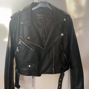 Skinnjacka - Skinnjacka från stradivarius köpt på ASOS. Knappt använd, kortare modell. Storlek L men passar S/M bättre. Kan hämtas, frakt ingår i priset💛