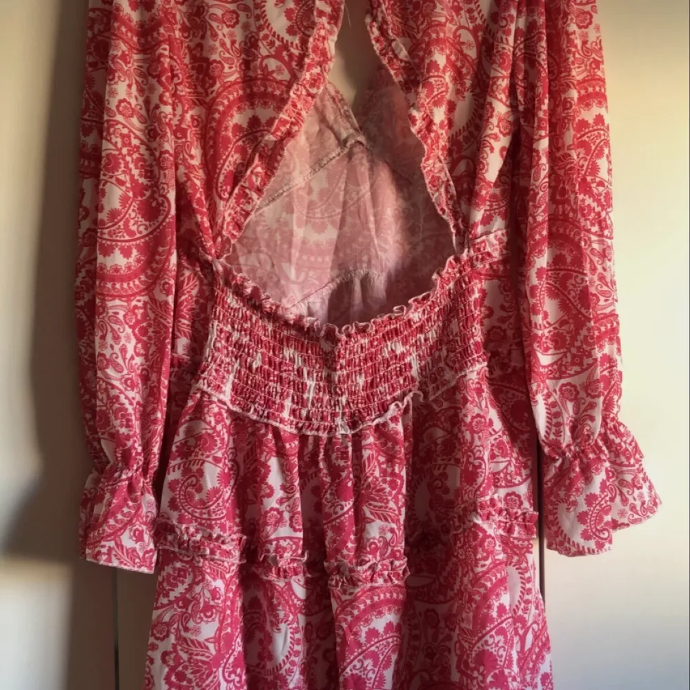 Rosa mönstrad klänning med öppen rygg. Köpt från boohoo, aldrig använd. 💖 köparen står för frakt. Klänningar.