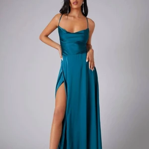 Balklänning  - Tänkte kolla intresset på min balklänning jag tänkt ha i år, men har hittat en annan... Superfin färg och går att ha på många olika sätt i ryggen! Kan skicka fler bilder om så önskas!