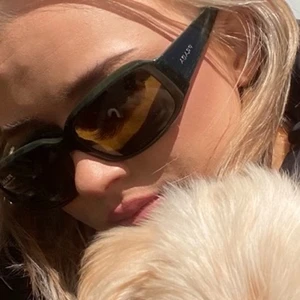 PRADA SOLGLASÖGON  - säljer dessa mörkgröna Prada solglasögon. Kommer i original boxen och med klisterlappen kvar på solglasögonen! Dem är köpta på vestaire så dem är äkta🖤❤️‍🩹❤️‍🔥 