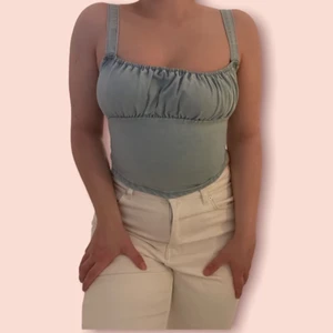 Topp - Jeanstopp med väldigt unikt utseende! Aldrig använd, endast provad💖