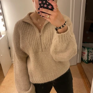 Zip Up från weekday - Supermysig stickad zip Up från weekday, använder sällan så är i bra jättebra skick!