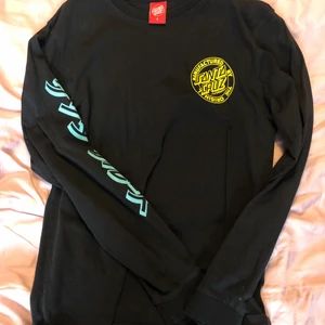 Santa Cruz tröja - En jätte fin tröja från santa Cruz, nästintill oanvänd så mycket fina skick, inget slit på tryckerna, garanterar en snabb affär, skickar alltid video/bild när jag postar💜