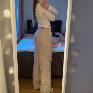 Beiga cargobyxor - Beiga cargobyxor från Urban outfiters. As coola men inte riktigt min stil längre så hoppas de kan hitta ett nytt hem. Säljer direkt för 450+frakt 