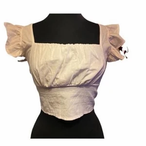 Crop top smockad rygg ✨ XS-S - Crop top smockad rygg ✨   Storlek:  Bröst: (34-38)   Färg: Vit och Brick Orange   Pris: 60kr 🏷