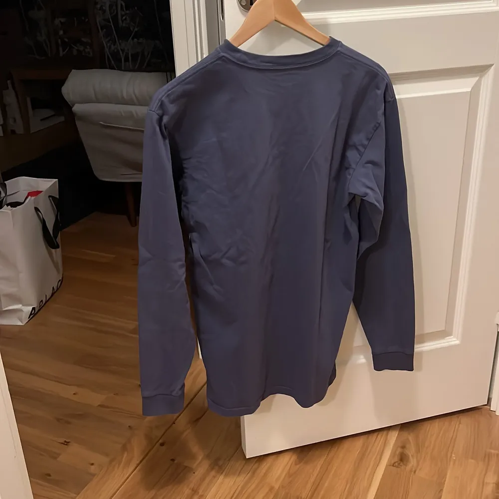 Säljer min måttligt använda långärmade T-shirt från carhartt i en blå/grå färg. Den säljs för att den är för liten. Passformen är ganska smal och längden normal. . T-shirts.