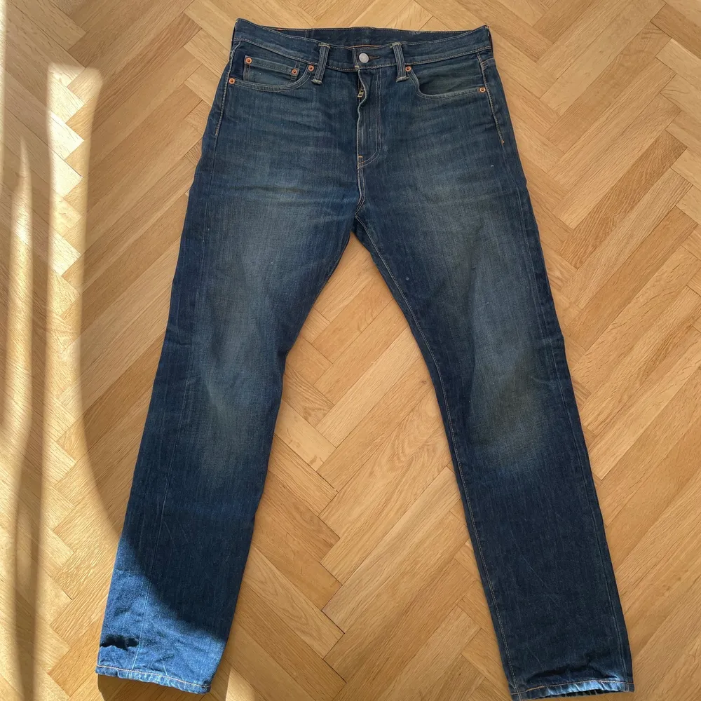 Säljer nu mina Levis jeans som jag har haft ett litet tag, dom är hela och i bra skick! . Jeans & Byxor.