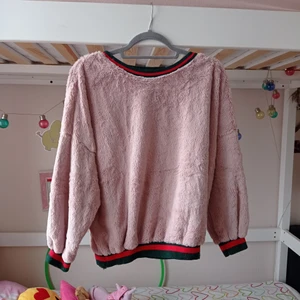 Rosa tjoktröka storlek M  - En en skön ros tjoktröja med röd och grön slinga på tröjans änder. Väldigt fluffig och varm. (Kontakta mig för frakt pris).