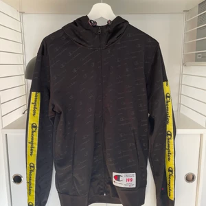 Hoodie Champion - Säljer nu min Champion hoodie som är svart med gula detaljer, storlek M. 