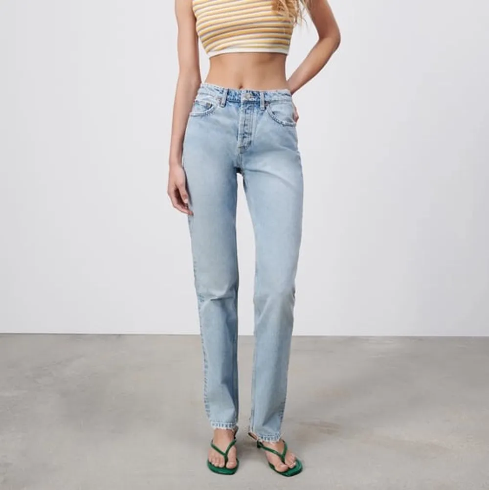 Zara Midrise jeans❤️‍🔥  Bud höjs med minst 10kr! Köp direkt för 300. Jeans & Byxor.