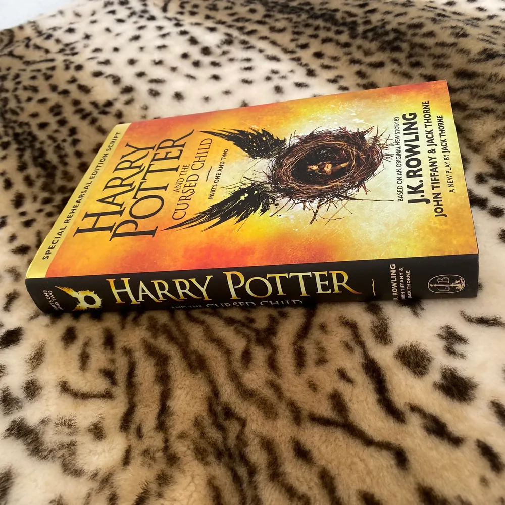 Harry Potter and the Cursed Child. Special Rehersal Edition. Endast läst en gång och är i fint skick. . Övrigt.